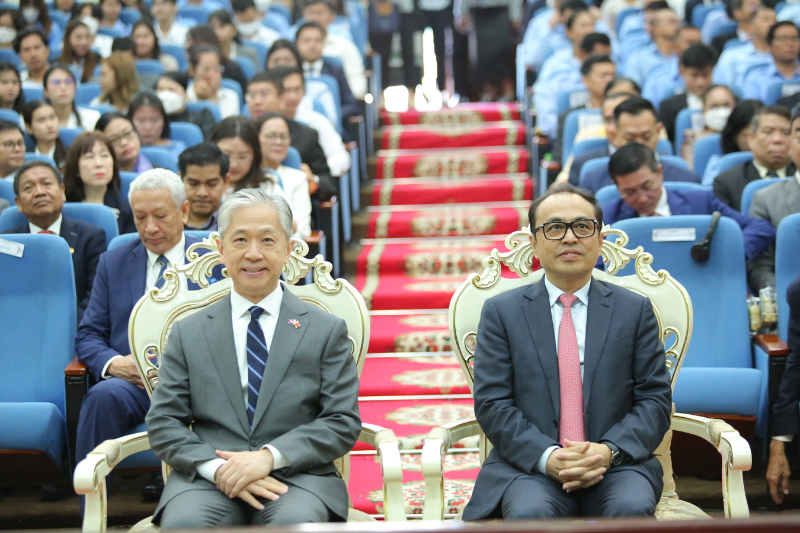 柬埔寨副首相与中国驻柬大使出席以“中国—东盟人工智能发展与治理合作”为主题的研讨会 