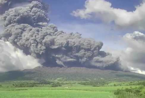 菲律宾坎拉翁火山爆炸性喷发 官方调升警戒级别