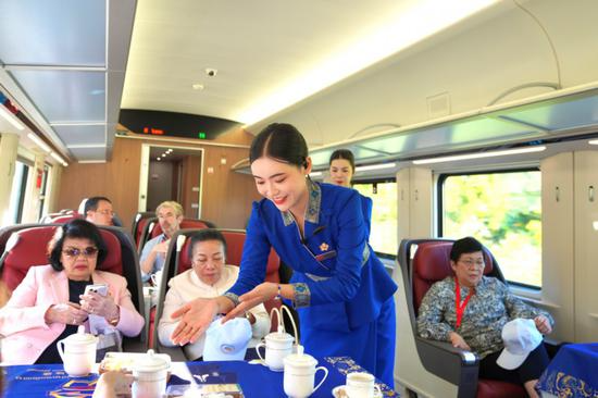 Chinese flock to Laos to beat cold
