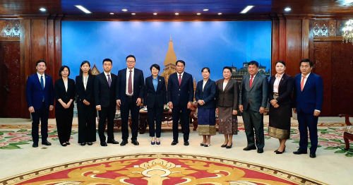 中国驻老挝大使方虹会见老万象市长阿萨庞通