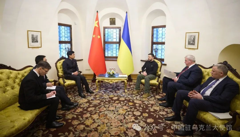 中国新任驻乌克兰大使马升琨向乌克兰总统泽连斯基递交国书