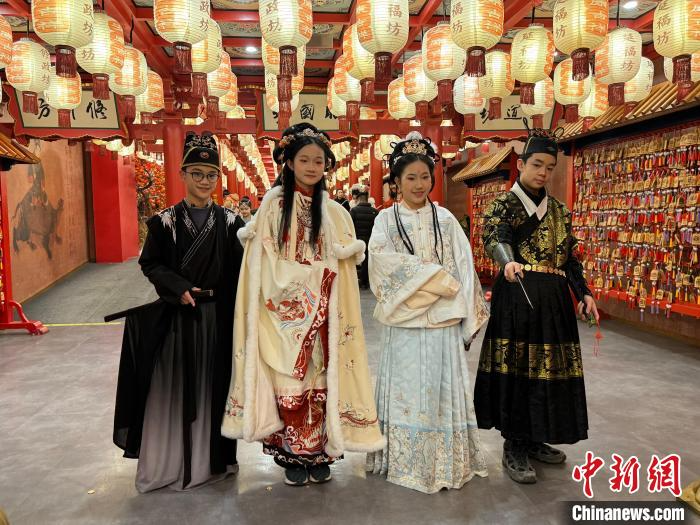 马来西亚青少年的“汉服情”：百闻不如一见