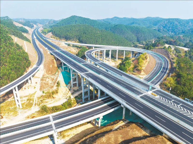 广西上林至横县高速公路一期工程通车