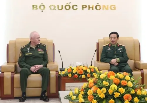 Russian Deputy Minister of Defence welcomed in Hanoi