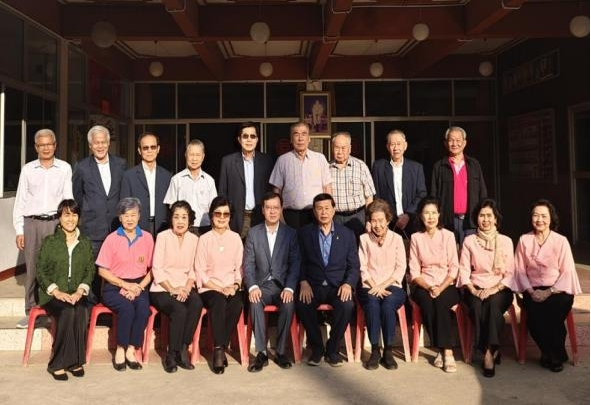 中国驻清迈总领事走访慰问泰国清迈华助中心并同客家会馆侨胞代表座谈