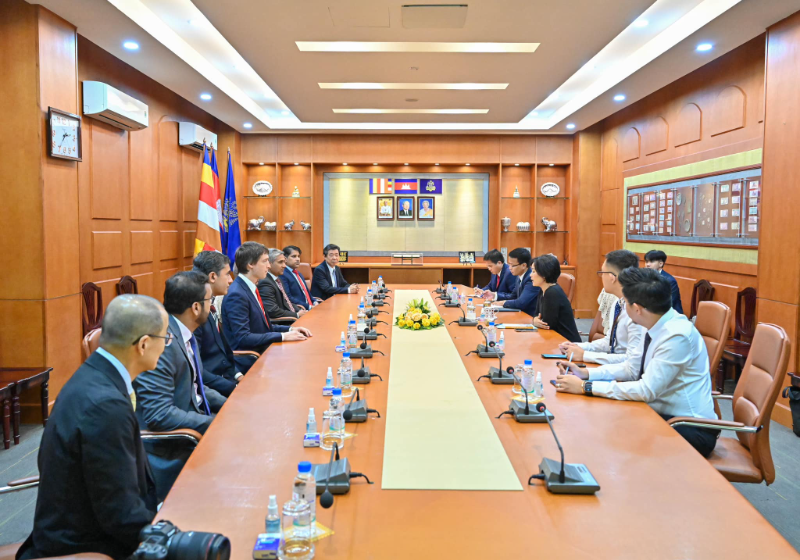 柬埔寨国家银行行长会见巴基斯坦国家银行代表团