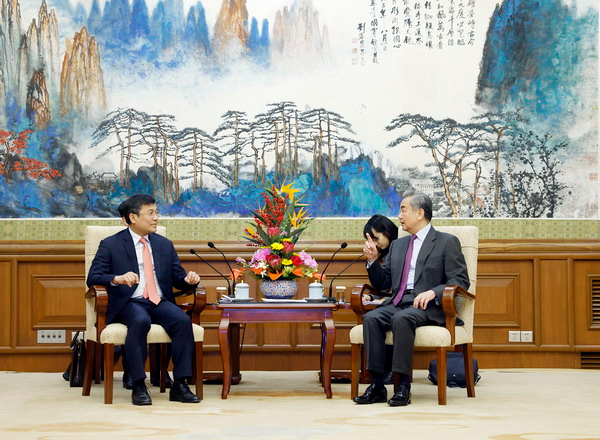 中国外长王毅会见越南常务副外长阮明羽