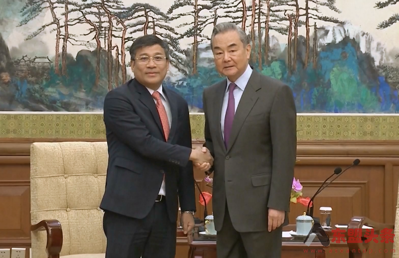 中共中央政治局委员、中国外交部长王毅会见越南常务副外长阮明羽