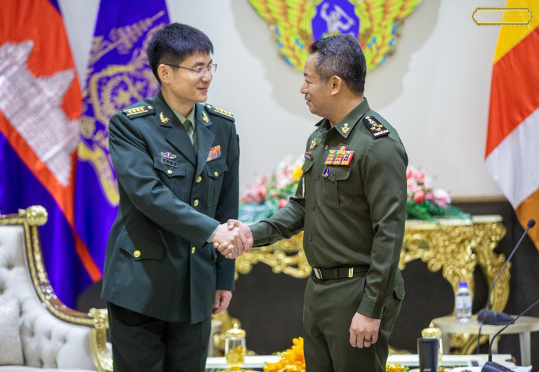 柬埔寨副首相迪西哈会见中国驻柬埔寨大使馆新任武官