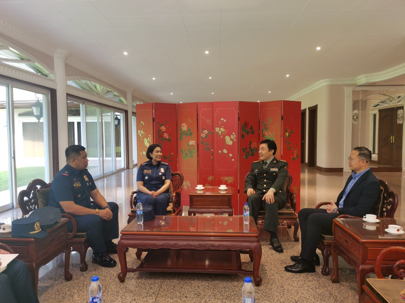 中国驻菲律宾使馆国防武官李建中会见新任马卡蒂市警察局长 