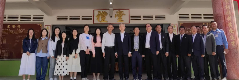 中国驻柬埔寨大使汪文斌向吾哥比里中华学校师生送上新春祝福