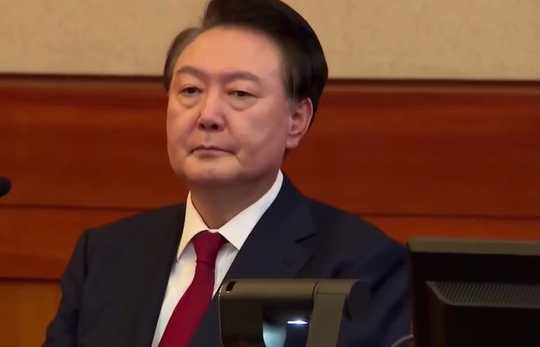 韩国总统尹锡悦出席弹劾案庭审辩论 否认紧急戒严相关指控