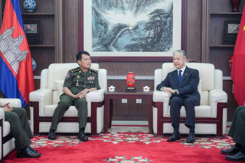 中国驻柬埔寨大使汪文斌与柬埔寨王家军总司令翁比塞举行会谈