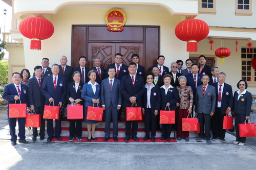 中国驻清迈总领事陈海平同泰国清迈泰华侨团共贺新春