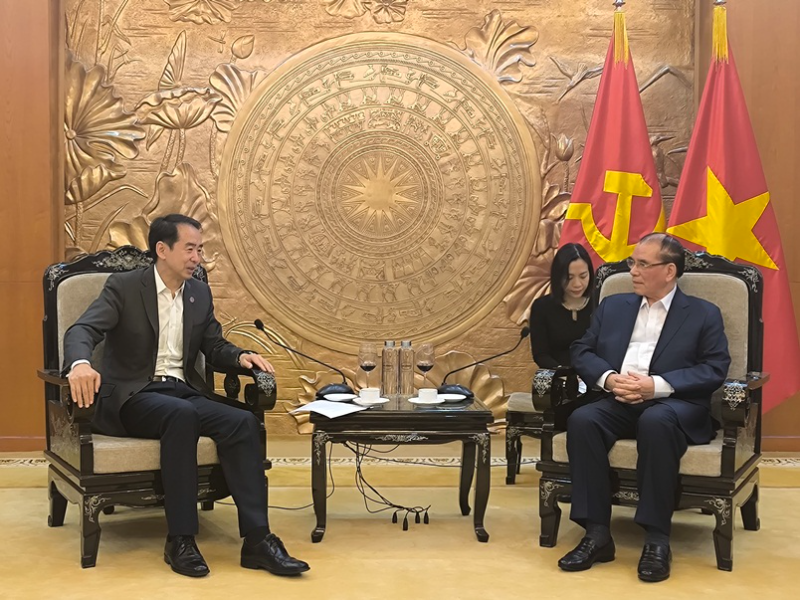 中国驻越南大使何炜看望前越共中央总书记农德孟