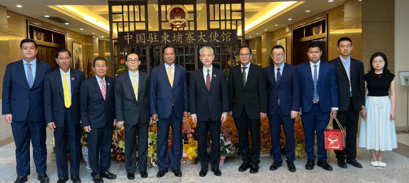 柬埔寨国务大臣率代表团赴中国大使馆祝贺新春