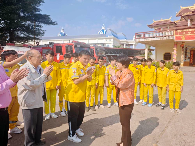 中国驻老挝大使春节期间走访慰问在老侨团侨领和孤寡老人