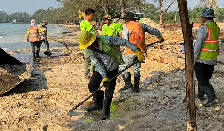 西哈努克省发生原油泄漏 政府呼吁居民和游客暂时不要在Prek Treng 海滩游泳