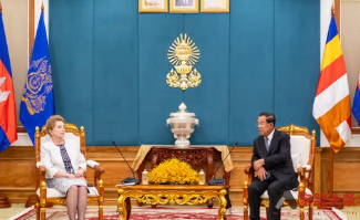 柬埔寨参议院主席洪森会见匈牙利国会常务副主席玛特劳伊·玛尔道