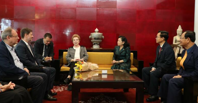 匈牙利议会高级代表团抵达柬埔寨 开启为期五天的正式访问