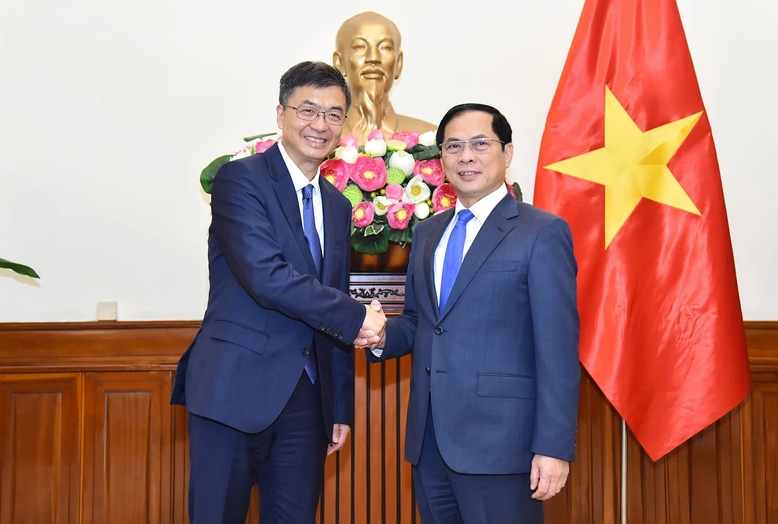 越南副总理兼外长裴青山与中国广西壮族自治区党委书记陈刚举行会谈