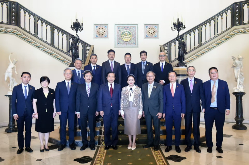 泰国总理佩通坦与在泰中资企业代表举行对话会