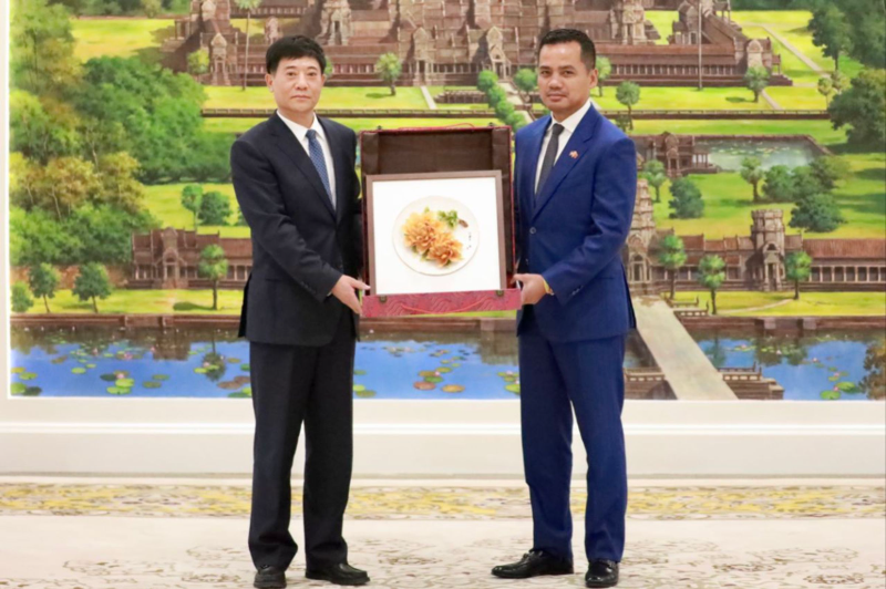 柬埔寨内政部大臣与中国公安部部长助理就未来加强合作事宜进行会谈