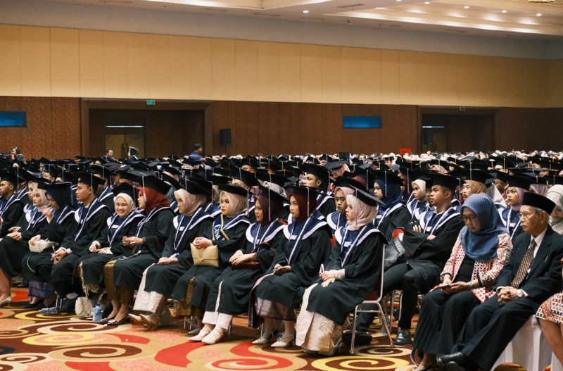 印尼阿拉扎大学623名学子毕业 中国驻印尼大使出席毕业典礼并致辞