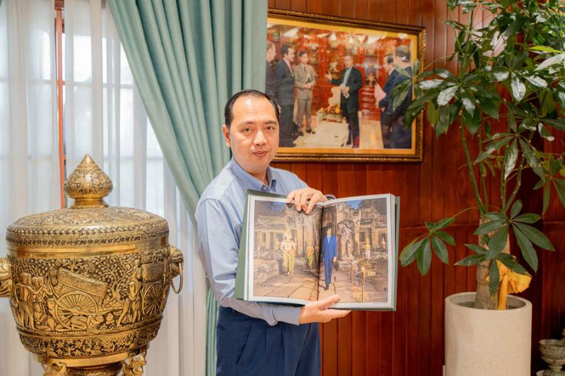 柬埔寨文化与时尚结合 柬埔寨新闻部大臣发文：高棉寺庙出现在世界知名时装品牌画册中