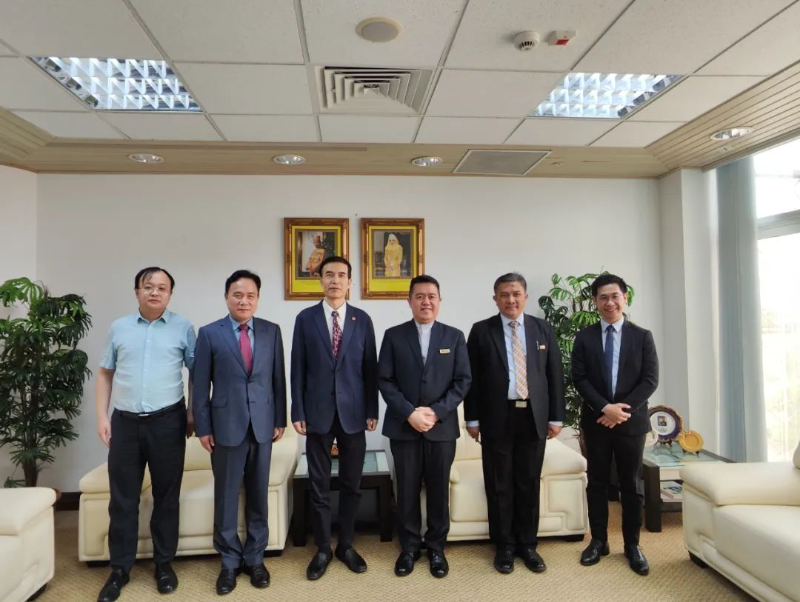 中国驻文莱大使会见文莱教育部常秘  就加强两国教育领域合作进行友好交流