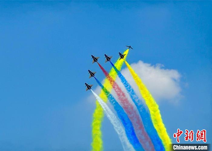 中国空军八一飞行表演队完成在泰首场适应性训练