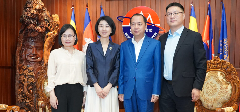 柬埔寨新闻部大臣会见中国中央广播电视总台亚非中心柬埔寨语部主任