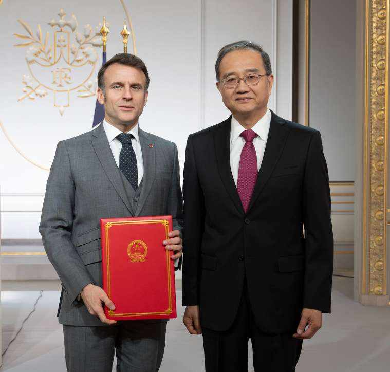 中国驻法国大使邓励向法国总统马克龙递交国书