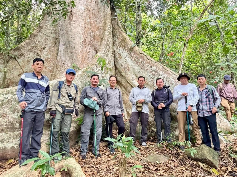 柬埔寨首相洪玛奈实地考察磅士卑省一旅游区 指示推动该地区生态旅游业发展