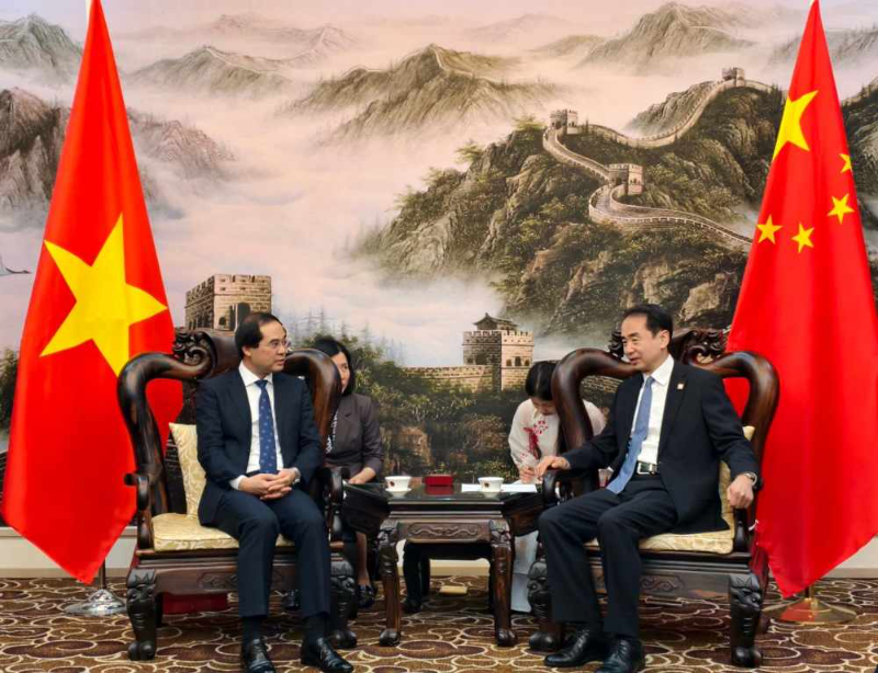 中国驻越南大使何炜会见老街省委书记郑春长