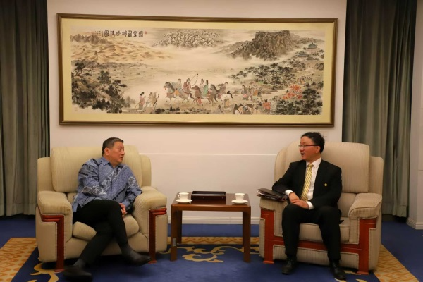 中国外交部官员会见新加坡驻华大使陈海泉