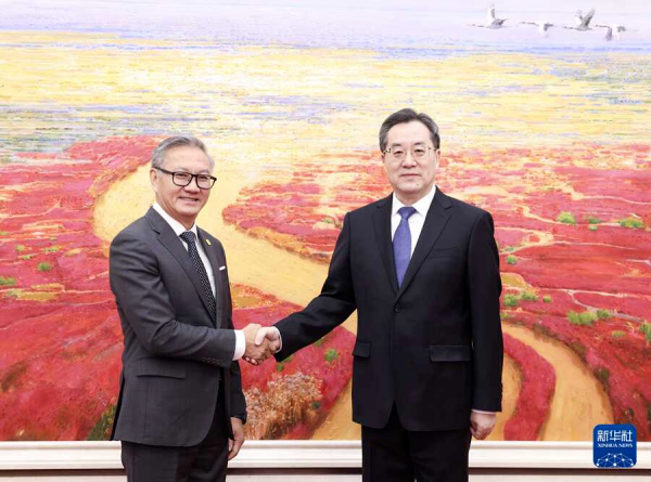 中国副总理丁薛祥会见老挝外长通沙万