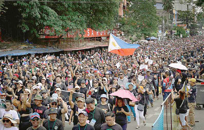 菲律宾前总统杜特尔特被菲政府逮捕交给国际刑事法院 菲多地游行支持杜特尔特