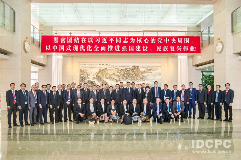 中共中央对外联络部部官员会见老挝领导干部培训班