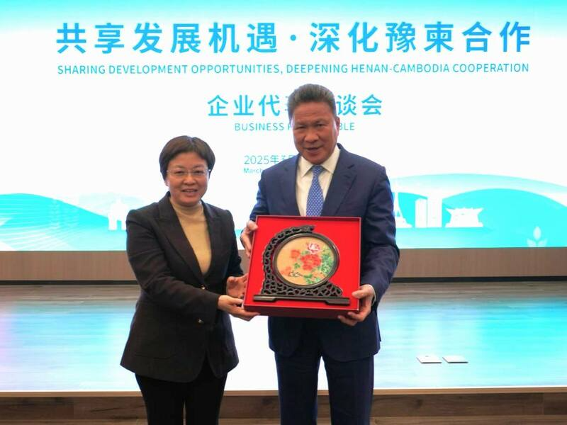 柬埔寨副首相兼发展理事会第一副主席孙占托率团参观郑州企业并参加座谈会