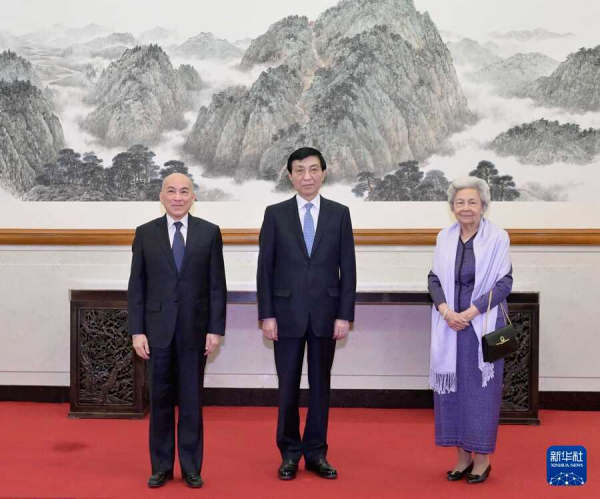 中国全国政协主席王沪宁会见柬埔寨国王西哈莫尼和太后莫尼列