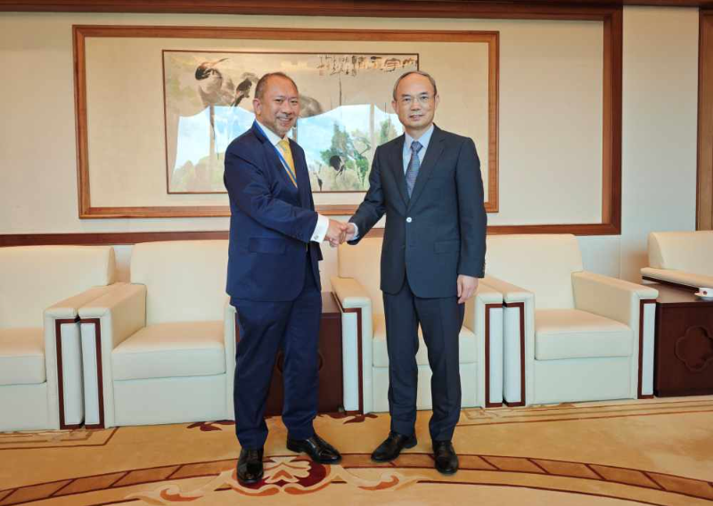 中国驻新加坡大使曹忠明会见APEC秘书处新任执行主任佩德罗萨
