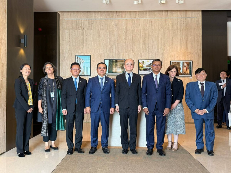 柬埔寨教育部大臣与亚州开发银行行长就柬埔寨教育发展进行讨论