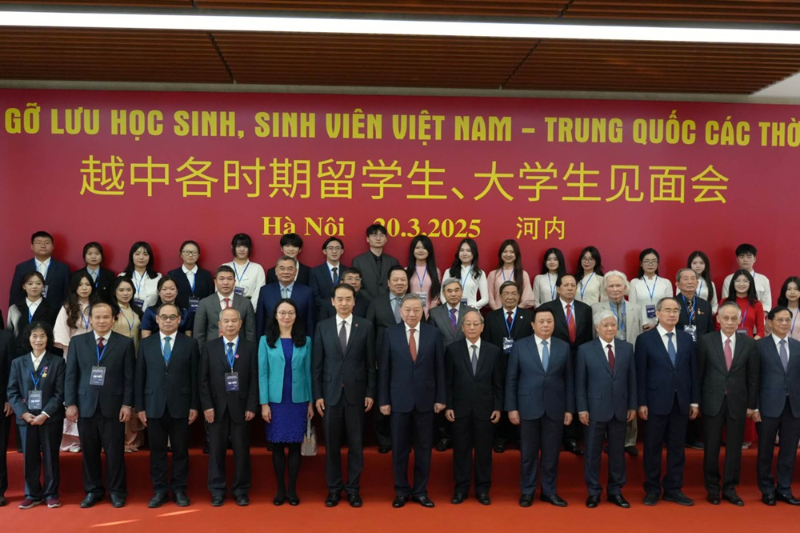 越南隆重举办中越各时期留学生、大学生见面会 越共中央总书记出席