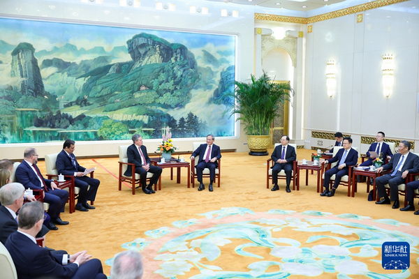 中国总理李强会见美国联邦参议员戴安斯：中美关系发展来到一个新的重要节点