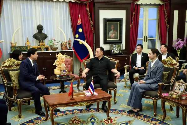 中国驻泰国大使偕中国地震灾害救援专家拜会泰国副总理兼内政部长阿努廷