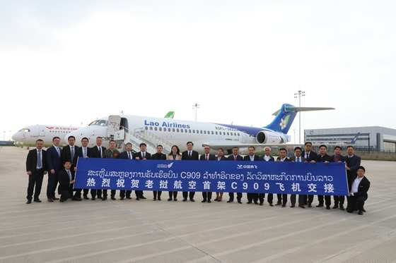 中国国产C909飞机首次交付老挝航空 