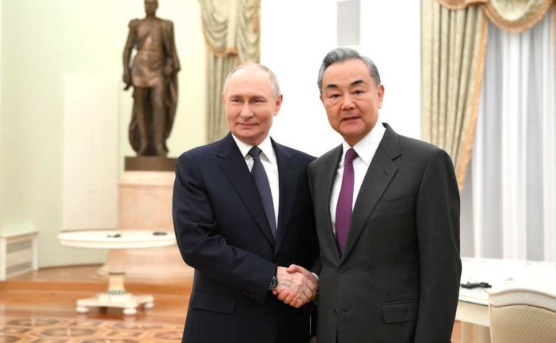 俄罗斯总统普京会见中国外长王毅