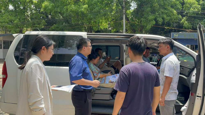 中国驻缅甸使馆探望在地震中受伤的中国公民