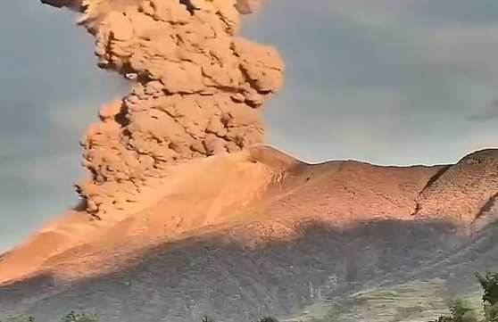 菲律宾坎拉翁火山爆炸性喷发 火山灰柱高达4000米